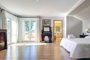 6 bedrooms, iron/ironing board, free WiFi, bed sheets