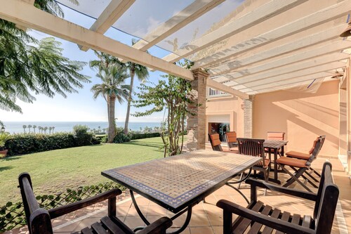 Villa "Alcaidesa Vistas al Mar" with Sea View, Pool & Wi-Fi