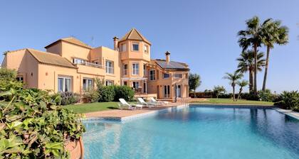 Villa "Alcaidesa Vistas al Mar" with Sea View, Pool & Wi-Fi