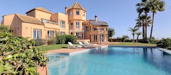 Villa "Alcaidesa Vistas al Mar" with Sea View, Pool & Wi-Fi