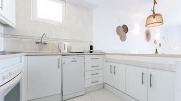 Køleskab, mikrobølgeovn, ovn, kogeplade