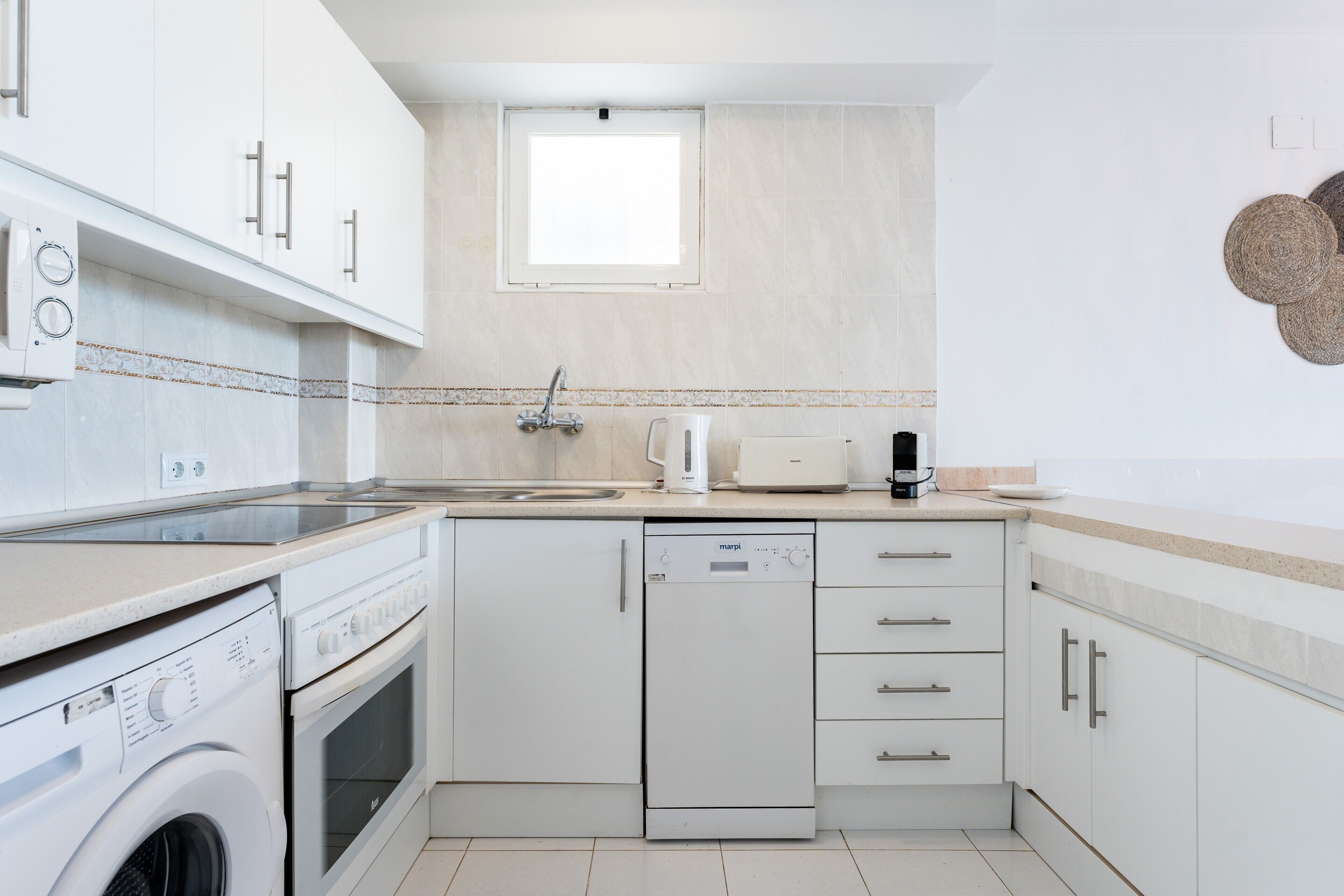 Køleskab, mikrobølgeovn, ovn, kogeplade