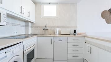 Køleskab, mikrobølgeovn, ovn, kogeplade