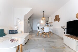Un appartement moderne comprenant un salon, un coin repas et une cuisine.