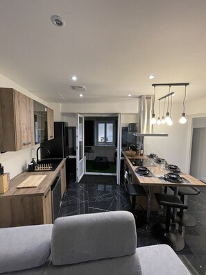 Kühlschrank, Mikrowelle, Ofen, Herdplatte