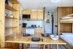 Een koelkast, een microgolfoven, een oven, een vaatwasser