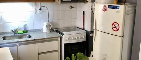 Refrigerador, microondas, horno, placa de cocina