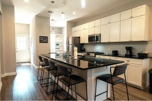 Køleskab, mikrobølgeovn, ovn, kogeplade