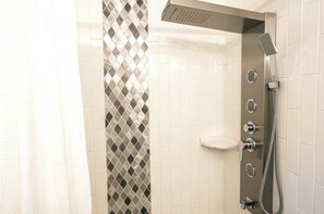 Ducha y bañera combinadas, secador de pelo, toallas y jabón