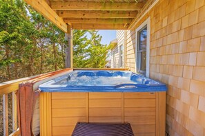 Outdoor spa tub - Oceanfront Home in Waves with Hot Tub, Smart TVs, Grill. Don't Waves Goodbye! (Waves)