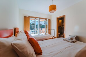 4 chambres, coffres-forts dans les chambres, lit parapluie