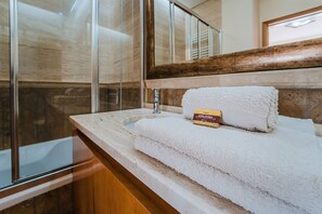 Ducha y bañera combinadas, bañera de hidromasaje, secador de pelo y bidé