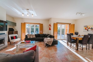 Flat-screen TV, fireplace, ping pong, books