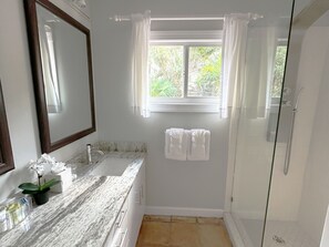 Shower, hair dryer, towels, soap - Villa Morning Glory - Private Pool - Amazing Views (St Thomas)