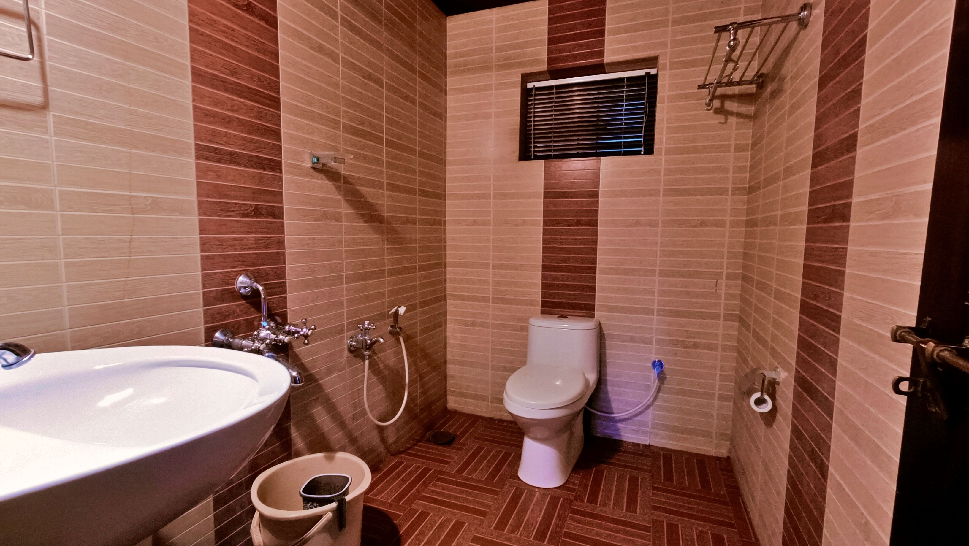 Een badkamer met een wastafel, toilet en douche.