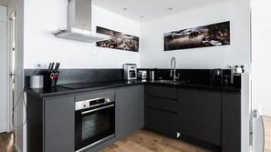 Fridge, oven, stovetop, dishwasher