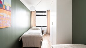 3 bedrooms, desk, iron/ironing board, WiFi