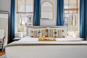 6 Schlafzimmer, Schreibtisch, Bügeleisen/Bügelbrett