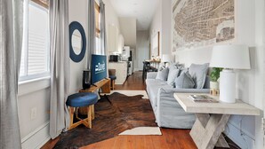 Una sala de estar moderna con un sofá, una mesa de centro y un mapa grande en la pared.