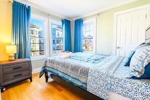 4 bedrooms, in-room safe, iron/ironing board, free WiFi - Newly Renovated Modern Retreat l Near T (Dorchester)