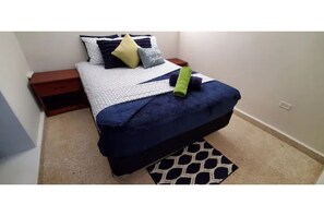 مكتب وواي فاي وملاءات أسرّة