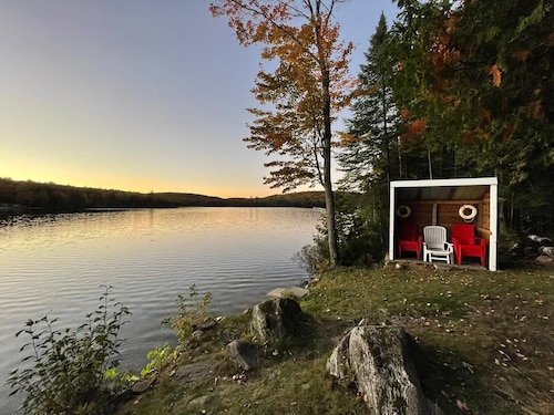 Dawson Loop Inn - Private Lakefront Cottage
