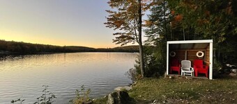 Dawson Loop Inn - Private Lakefront Cottage