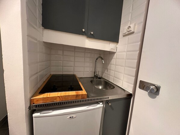 Fridge, microwave, coffee/tea maker, toaster