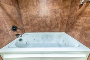 Combined shower/bathtub, jetted bath, hair dryer, towels