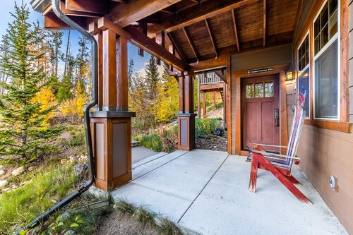 Cute mountain-vibe condo. Secluded feel, private entry and on shuttle route.