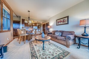 TV, fireplace, DVD player - Cute mountain-vibe condo. Secluded feel, private entry and on shuttle route. (Fraser)