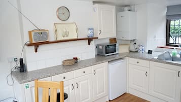 Casa | Cocina privada | Refrigerador, microondas, horno y parrilla de estufa