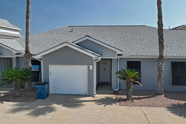 Exterior - Community Pool, Pet-Friendly Living, and Prime Location Near Town and Beach (Port Aransas)