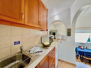 Kühlschrank, Ofen, Wasserkocher mit Kaffee-/Teezubehör, Wasserkocher