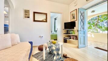 3 makuuhuonetta, tallelokero huoneessa, silitysrauta/-lauta