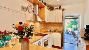 Frigorífico, microondas, horno y lavavajillas