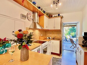 Frigorífico, microondas, horno y lavavajillas