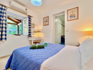 3 chambres, coffres-forts dans les chambres, fer et planche à repasser