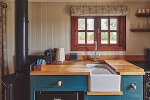 Fridge, oven, stovetop, coffee/tea maker