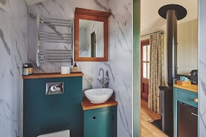 Eco-friendly toiletries, hair dryer, shampoo