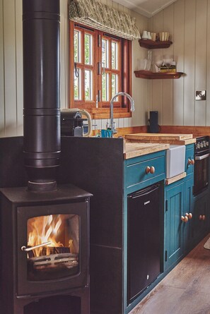 Kjøleskap, ovn, kokeplater og kaffetrakter/tekoker