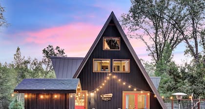 Scenic A-frame - Hot Tub, Basketball Court, Treehouse, Outdoor theater!