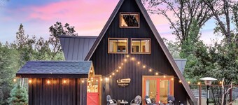 Scenic A-frame - Hot Tub, Basketball Court, Treehouse, Outdoor theater!