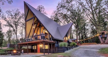 Scenic A-frame - Hot Tub, Basketball Court, Treehouse, Outdoor theater!