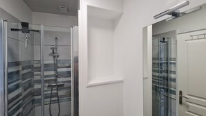 Douche, sèche-cheveux, serviettes fournies, papier toilette