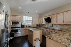 Private kitchen - Family Friendly 5 bd in West Plano, Grill and Playset (Plano)