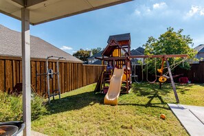 Children’s area - Family Friendly 5 bd in West Plano, Grill and Playset (Plano)