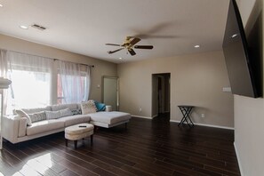 Living area - Family Friendly 5 bd in West Plano, Grill and Playset (Plano)