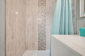 Duschwanne, Handtücher, Seife, Toilettenpapier
