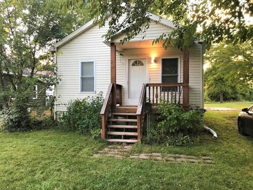 12 Myra Ave · Relaxing Cottage by the Lake + Parking